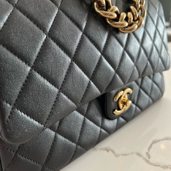 Chanel Large Caviar Flap Bag with Antique Gold Hardware - Picture 4 of 16